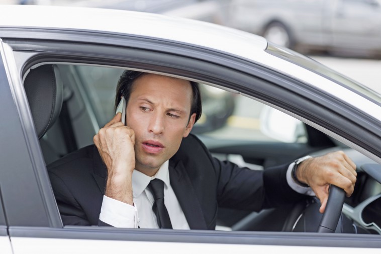 Neidvoller Blick auf das Auto des Nachbarn? Fast jedem zweiten Autofahrer ist es laut einer Umfrage schon einmal so ergangen.