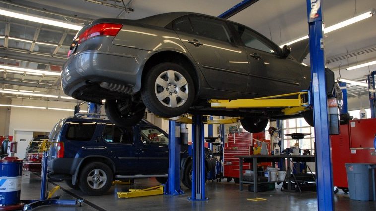 Hebebühne in der Autowerkstatt