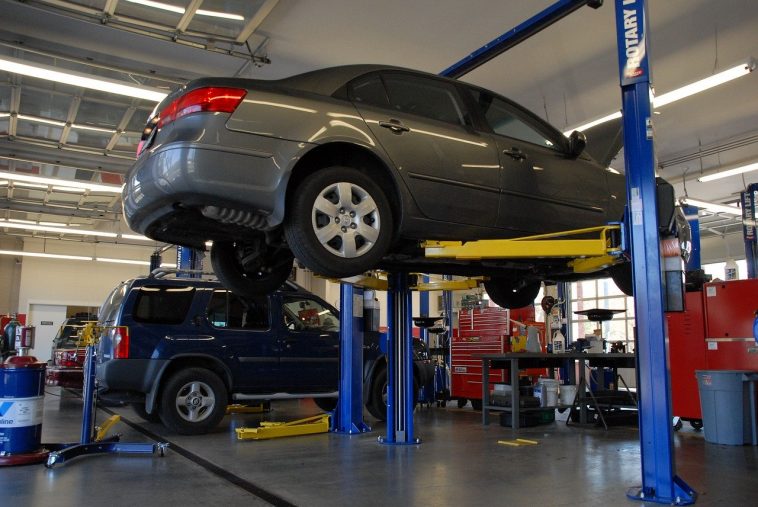 Hebebühne in der Autowerkstatt